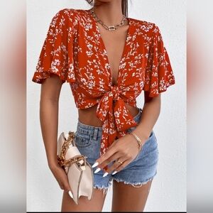 SHEIN PETITE - Floral Print Knot Front Butterfly Sleeve Crop Top